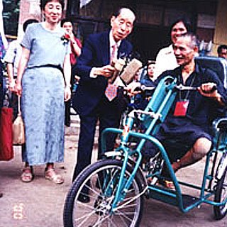 致贈改裝三輪代步車